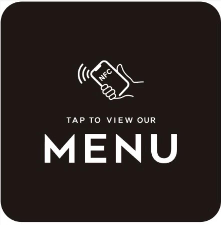 Tarjeta de acrílico negro con el texto Tap to view our menu